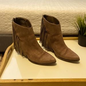 Super cute Mossimo fringe heel booties🤠